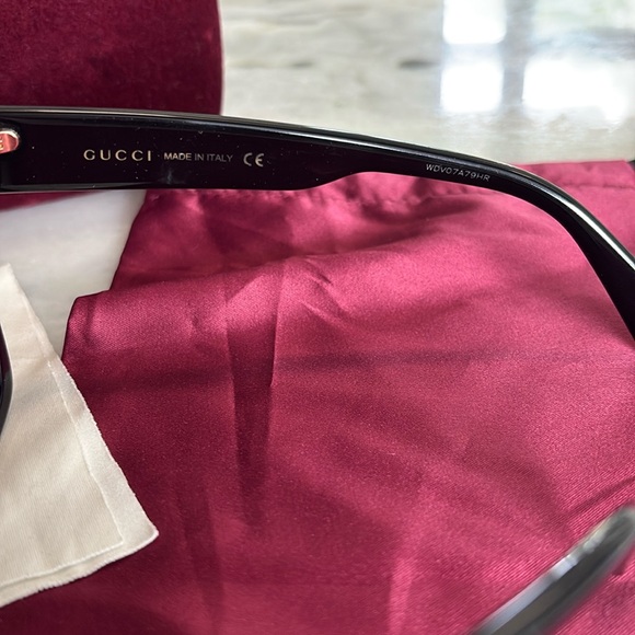 Preloved Gucci Women’s Sunglasses GG0459SA w/ Gucci box; clothe & pouch - Picture 5 of 10